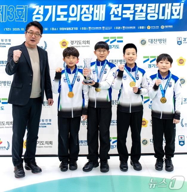 본문 이미지 - ‘제3회 경기도의장배 전국컬링대회’에서 남자 초등부 정상에 오른 전주스포츠클럽 소속 선수들.&#40;전주스포츠클럽 제공, 재판매 및 DB 금지&#41;/뉴스1