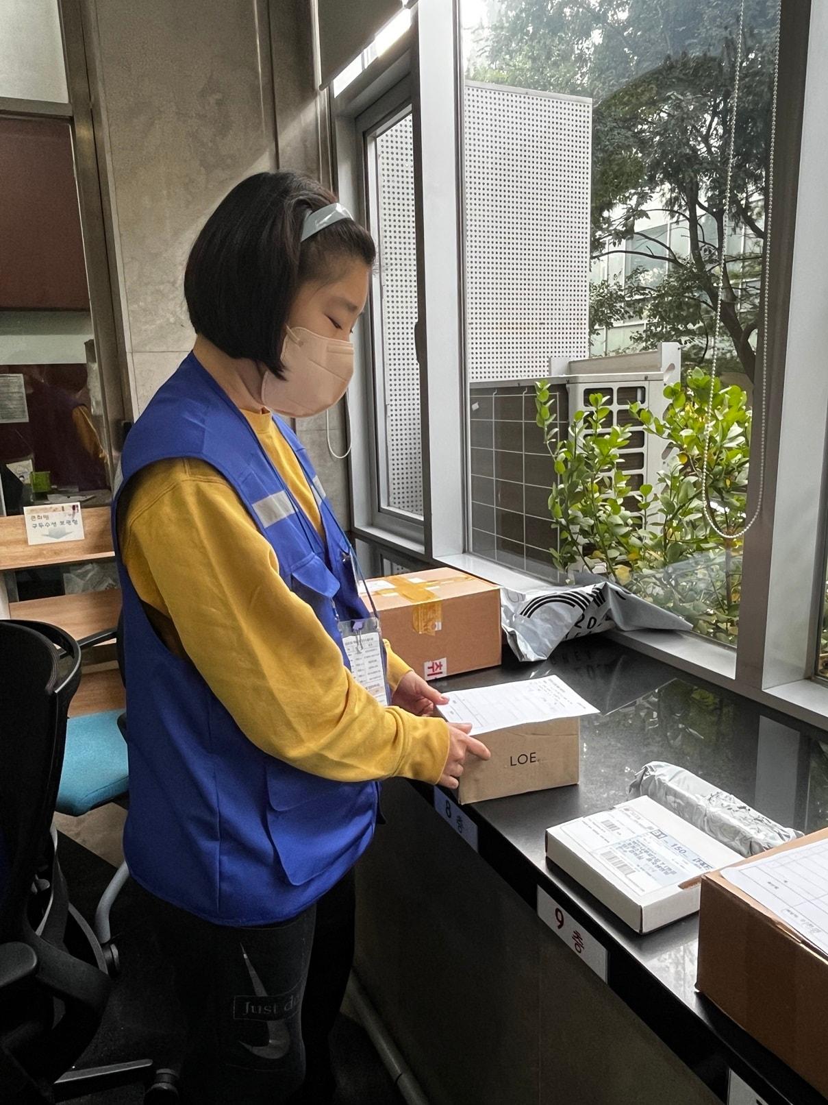 본문 이미지 - 태광그룹 계열사 티시스의 장애인표준사업장 '큰희망'이 29일 오전 서울 영등포구 큰희망 사업장에서 '예비초년생 중증장애인 직업교육훈련' 수료식을 열고 기념촬영을 하고 있다.(태광그룹 제공)