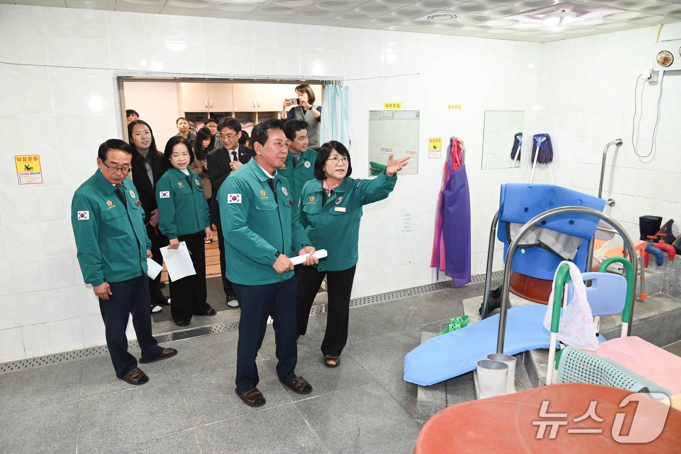 울산시의회 문화복지환경위원회가 29일 울산시립노인요양원을 찾아 시설 운영 전반과 환경 개선 현황을 살폈다.(울산시의회 제공. 재판매 및 DB금지)/뉴스1