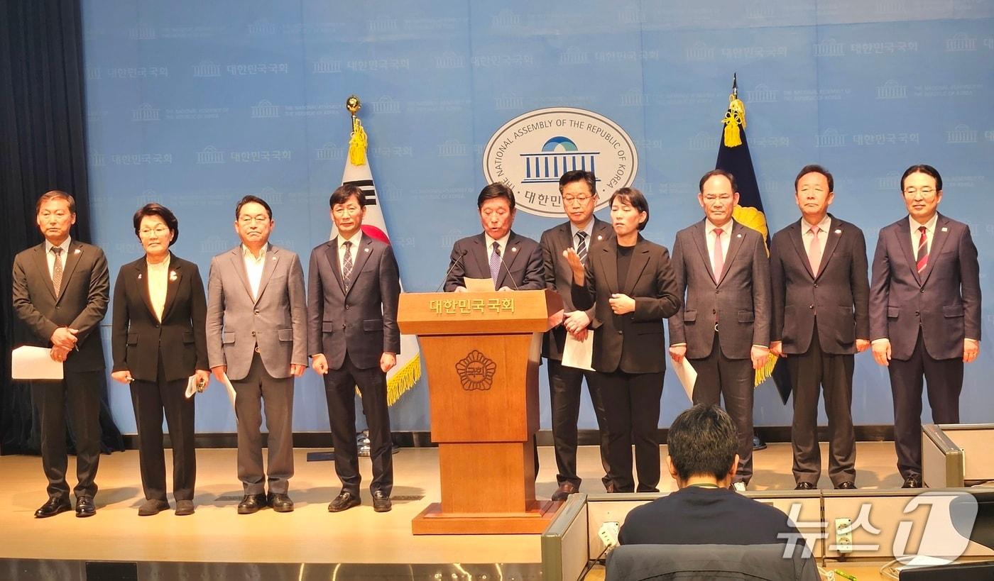 29일  정부가 추진 중인 &#39;농어촌 기본소득 시범사업&#39; 관련, 1차 심사를 통과하고도 최종 선정에서 제외된 5개군이  오전 11시 국회 소통관에서 기자회견을 열고 시범지역 확대를 촉구했다.&#40;곡성군 제공&#41;