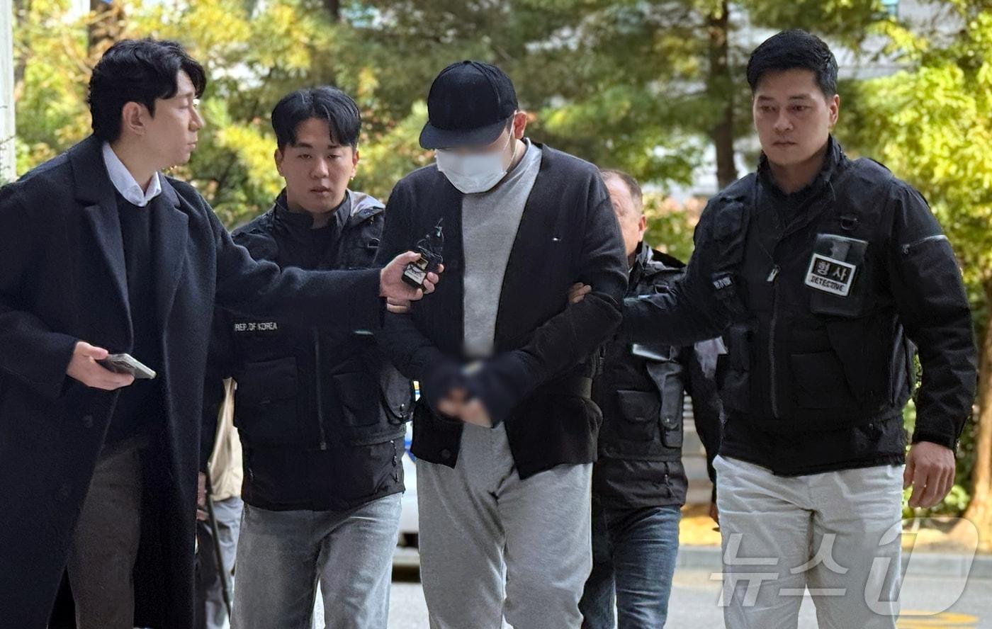 본문 이미지 - 살인미수와 공동감금 등 혐의를 받는 일당 중에 한 명인 30대 남성이 29일 오후 구속 전 피의자 심문(영장실질심사)을 받기 위해 인천지법에 출석하고 있다. 이들은 지난 26일 오후 10시 35분께 인천 송도국제도시 한 아파트 주차장에서 유튜버인 30대 남성 A 씨를 차에 태워 납치한 뒤 폭행한 혐의를 받는다. 2025.10.29 ⓒ 뉴스1 박소영 기자