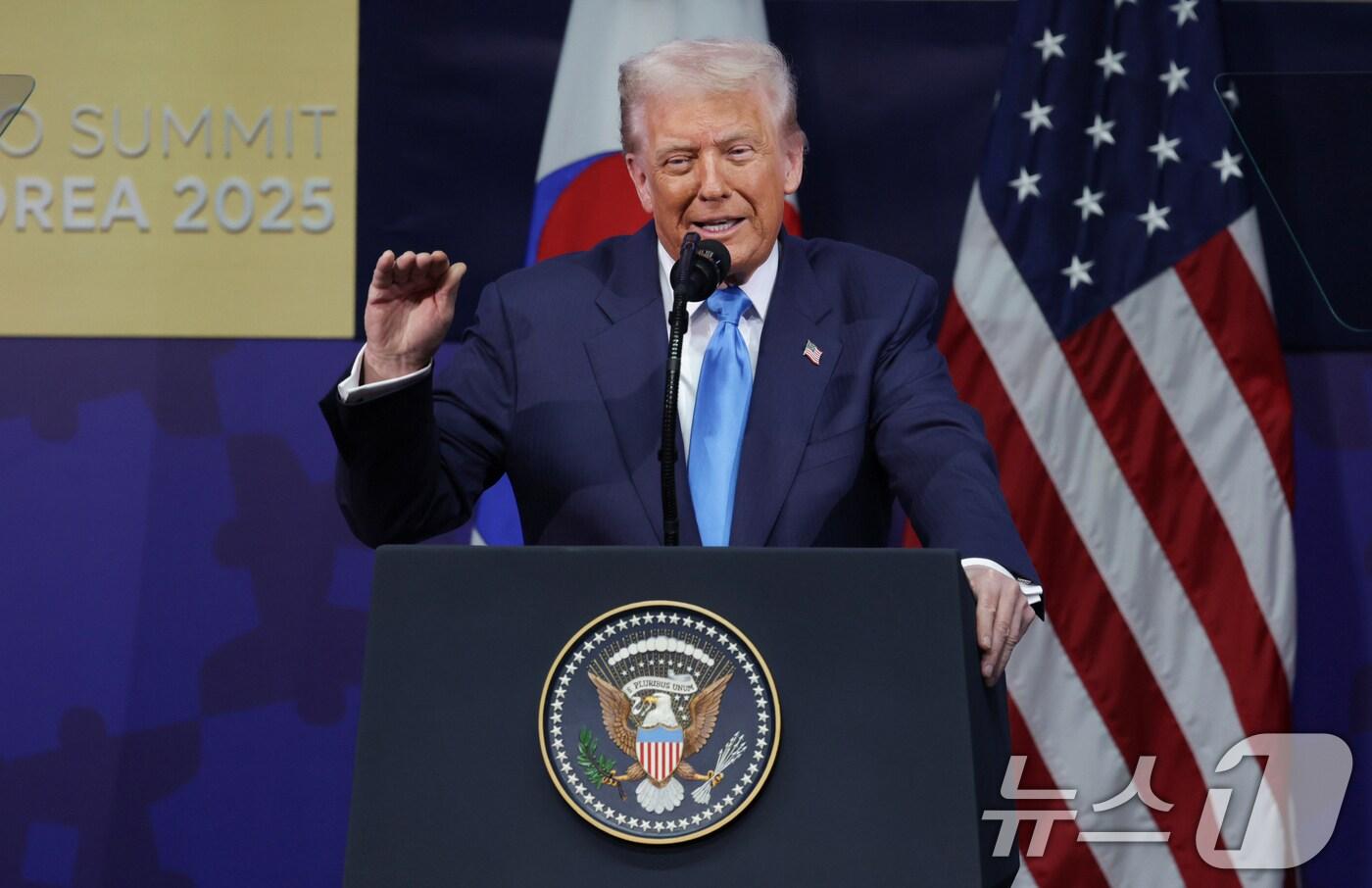 도널드 트럼프 미국 대통령이 29일 경북 경주시 경주예술의전당에서 열린 '2025 APEC CEO 서밋'에서 연설하고 있다. ⓒ News1 김민지 기자