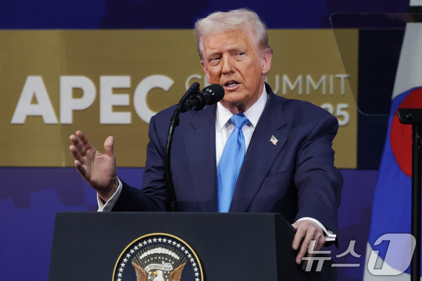 도널드 트럼프 미국 대통령이 29일 경북 경주시 경주예술의전당에서 열린 '2025 APEC CEO 서밋'에서 연설하고 있다. ⓒ News1 김민지 기자