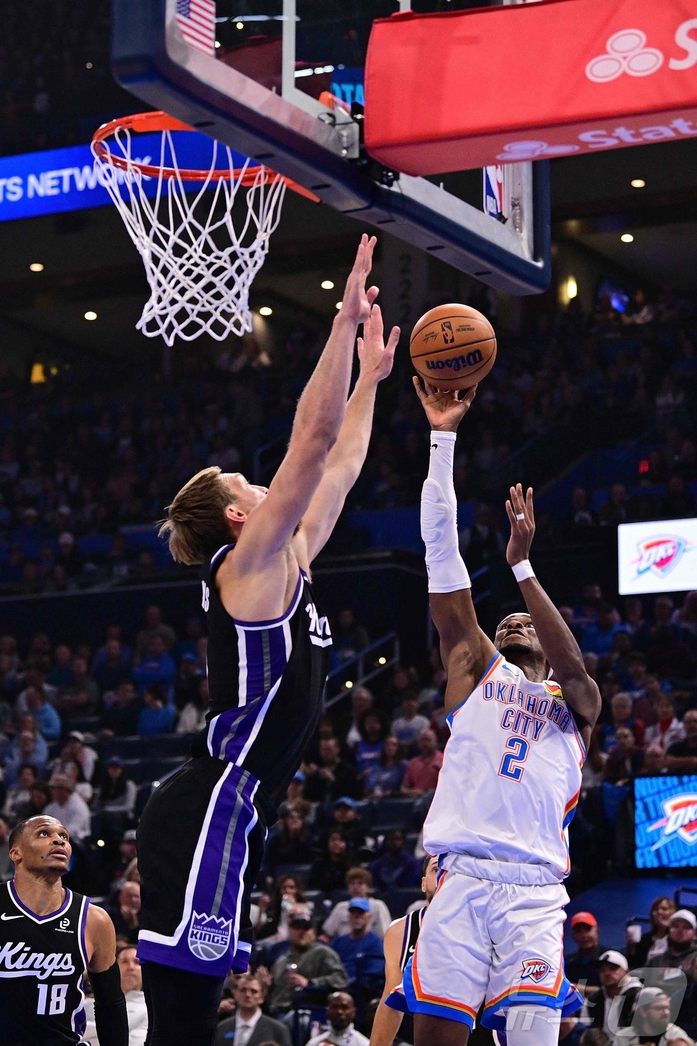 본문 이미지 - 오클라호마시티 선더의 샤이 길저스 알렉산더&#40;오른쪽&#41;가 29일&#40;한국시간&#41; 열린 2025-26 NBA 새크라멘토 킹스와 홈 경기에서 31점을 넣어 팀 승리를 이끌었다. ⓒ AFP=뉴스1