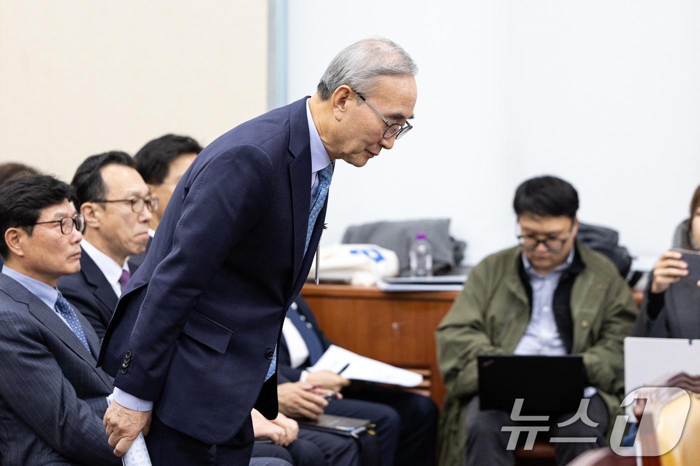 김영섭 KT 대표가 29일 서울 여의도 국회에서 열린 과학기술정보방송통신위원회 과학기술정보통신부 등에 대한 국정감사에 증인으로 출석해 인사하고 있다. 2025.10.29/뉴스1 ⓒ News1 이승배 기자
