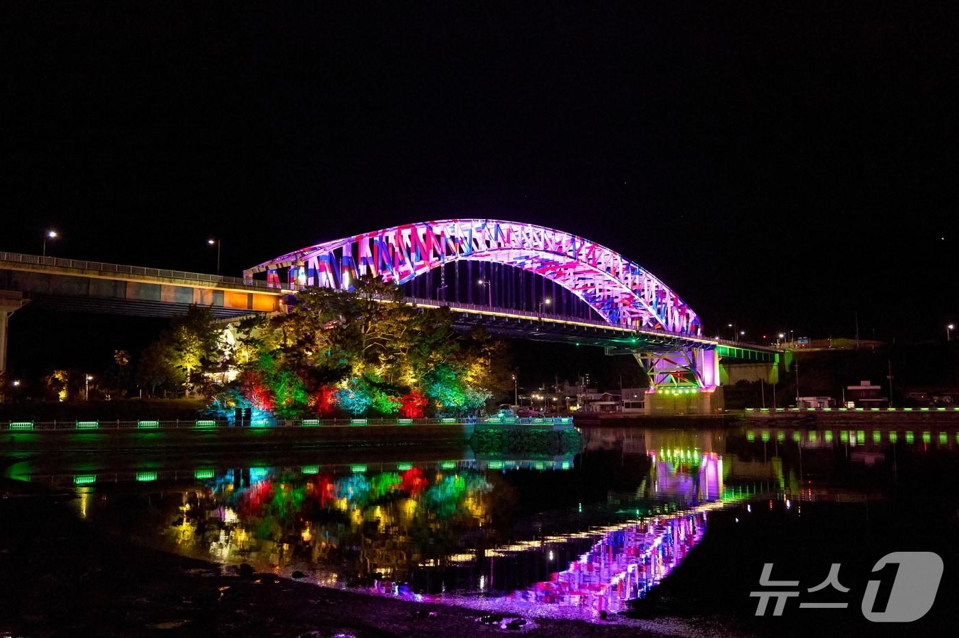 강구안브릿지 조명.(통영시 제공. 재판매 및 DB금지)
