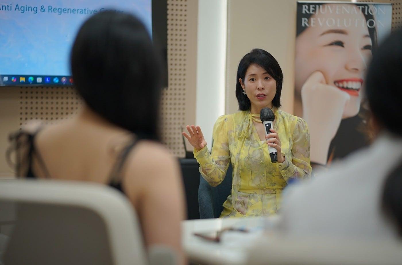 유혜미 BIO성형외과 원장이 뉴룩 클리닉 고객들의 시술 고민에 대해 답변해주고 있다.&#40;시지바이오 제공&#41;/뉴스1