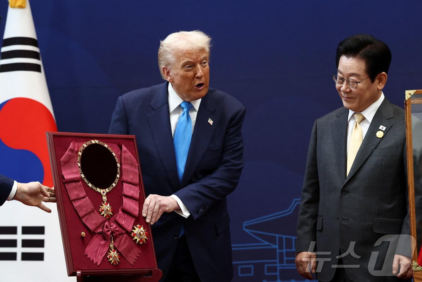 이재명 대통령이 29일 경북 경주박물관에서 열린 한미 공식 환영식에서 도널드 트럼프 미국 대통령에게 무궁화 대훈장을 수여하고 있다. ⓒ 로이터=뉴스1