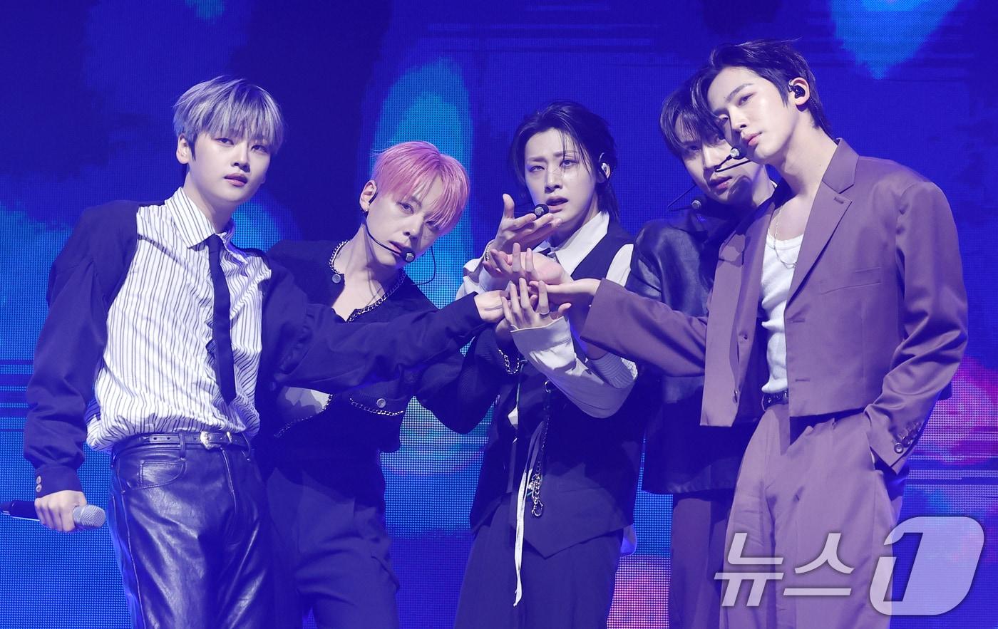 그룹 위아이(WEi)가 29일 오후 서울 광진구 예스24라이브홀에서 가진 여덟 번째 미니 앨범 'Wonderland'(원더랜드) 발매 쇼케이스에서 타이틀 곡 ‘홈’을 선보이고 있다. 2025.10.29/뉴스1 ⓒ News1 권현진 기자