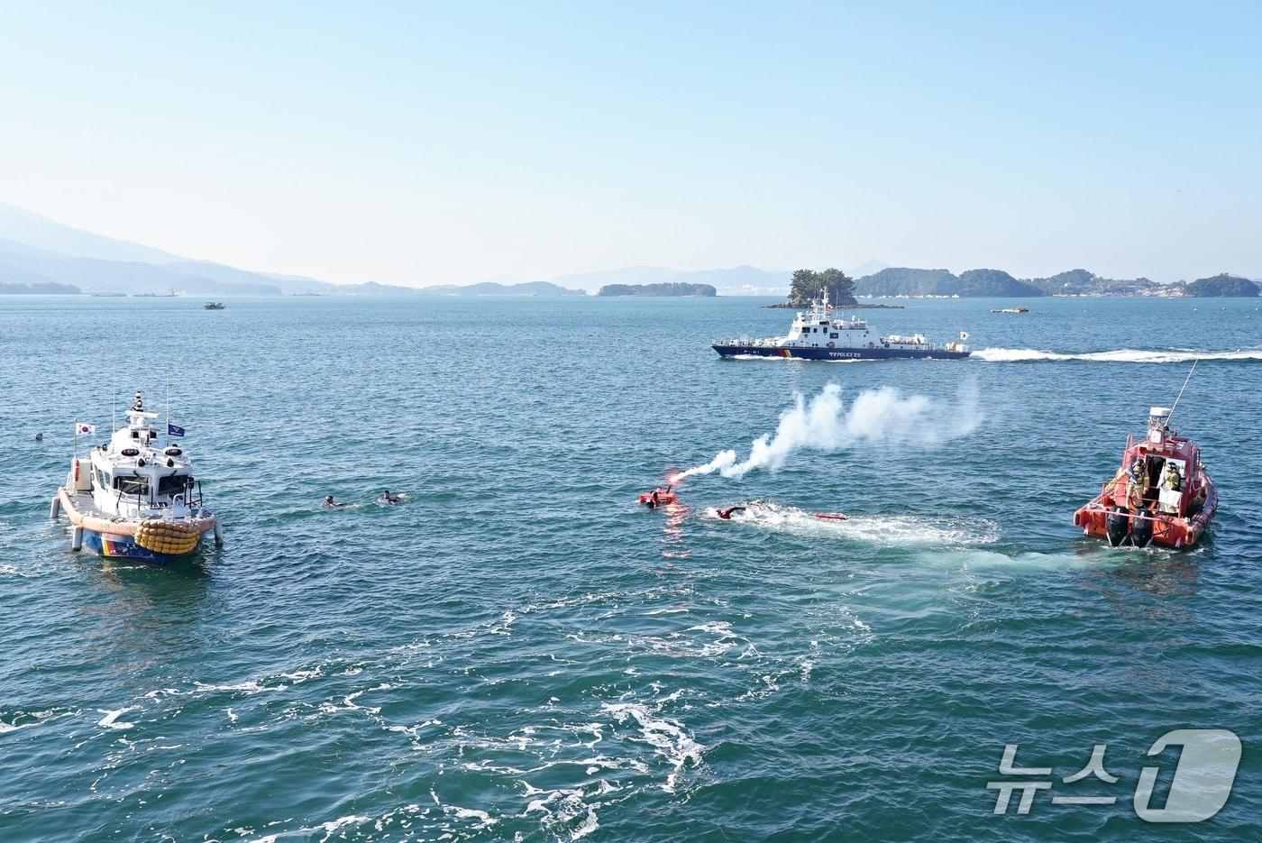 경남 하동 노량항 인근 해상에서 차도선 내 전기차 화재 상황을 가정한 대비 훈련이 진행되고 있다.(사천해경 제공. 재판매 및 DB금지)