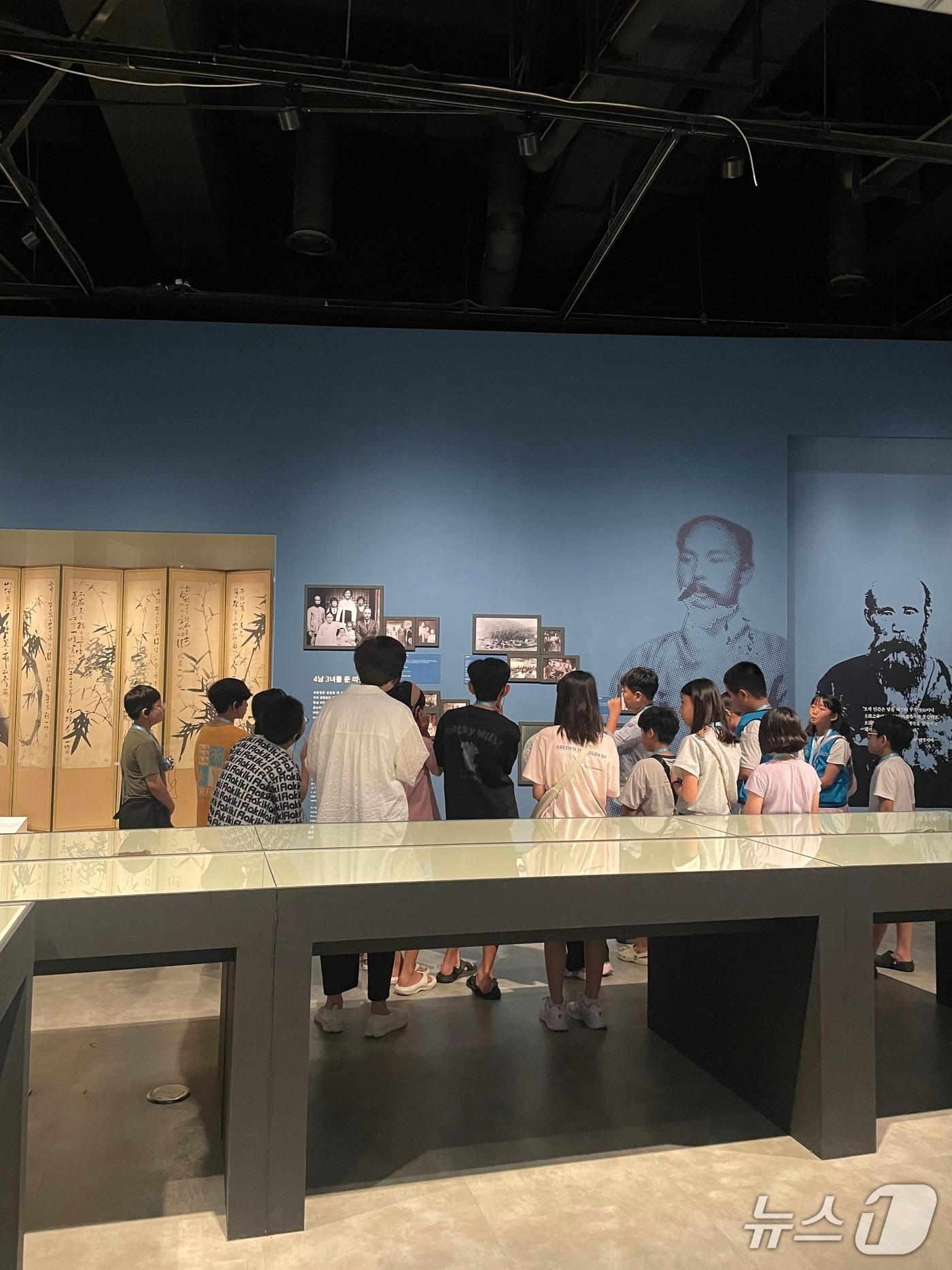 본문 이미지 - 경기문화재단이 지난 27일부터 11월 2일까지 일주일간 &#39;경기도 문화주간&#39;을 운영한다. 사진은 경기도박물관 내 한 전시실을 찾은 어린이들 모습.&#40;경기문화재단 제공. 재판매 및 DB금지&#41;/뉴스1