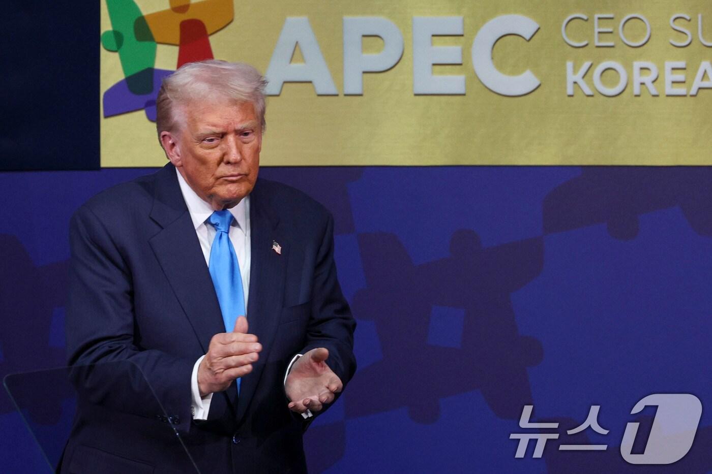 본문 이미지 - 도널드 트럼프 미국 대통령이 29일 경북 경주시 경주예술의전당에서 열린 '2025 APEC CEO 서밋'에서 정상 특별 연설을 하기 위해 단상에 오르고 있다. (공동취재) 2025.10.29/뉴스1 ⓒ News1 김민지 기자