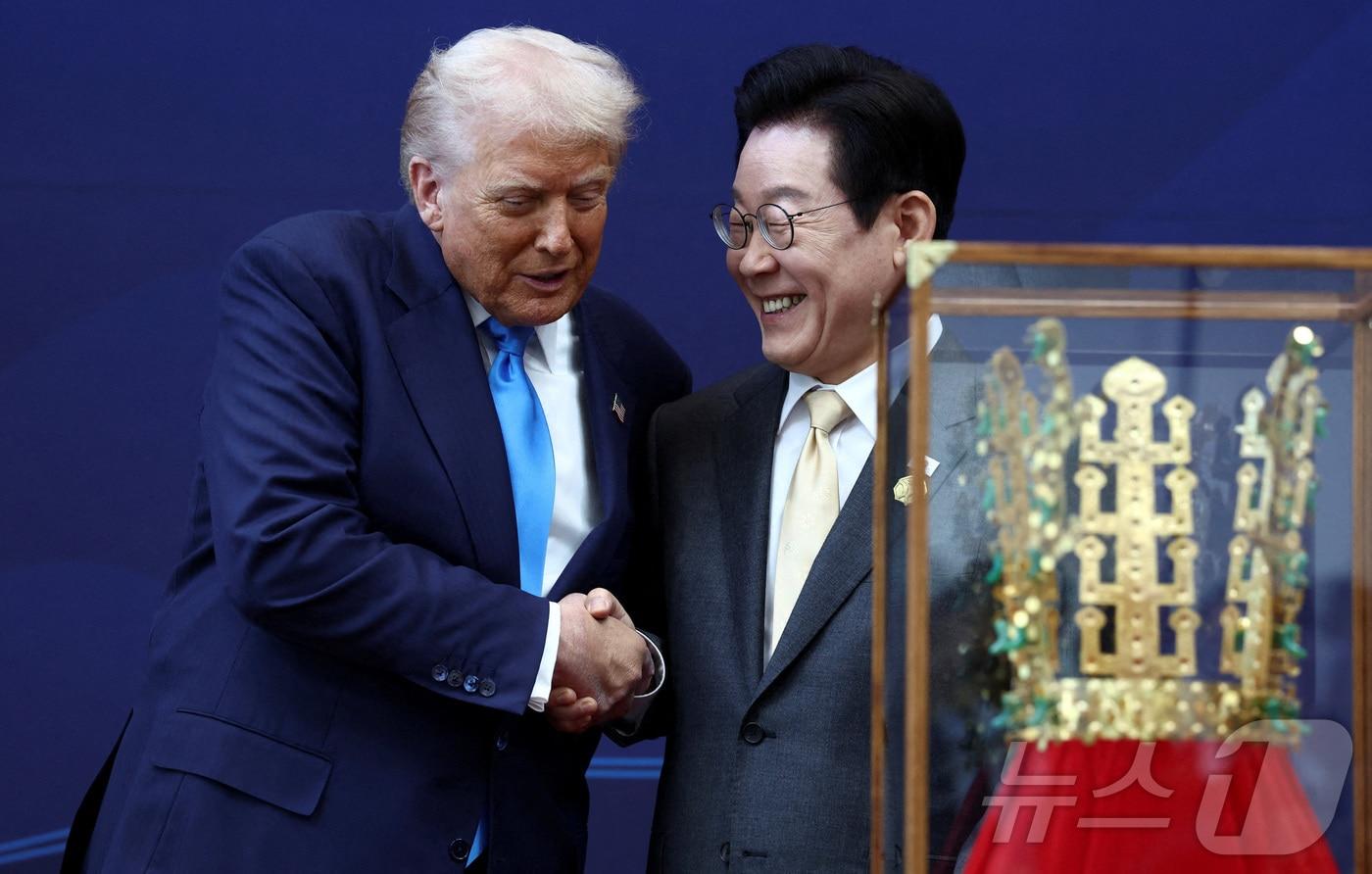 リ・ジェミョン大統領が 29日国賓訪問したドナルドトランプアメリカ大統領に政府最高勲章である '無窮花大勳章'を授与と, 新羅 '天馬塚金冠模型'をプレゼントした.. 2025.10.29 c。 ロイター=ニュース1 c。 News1 金頃民記者