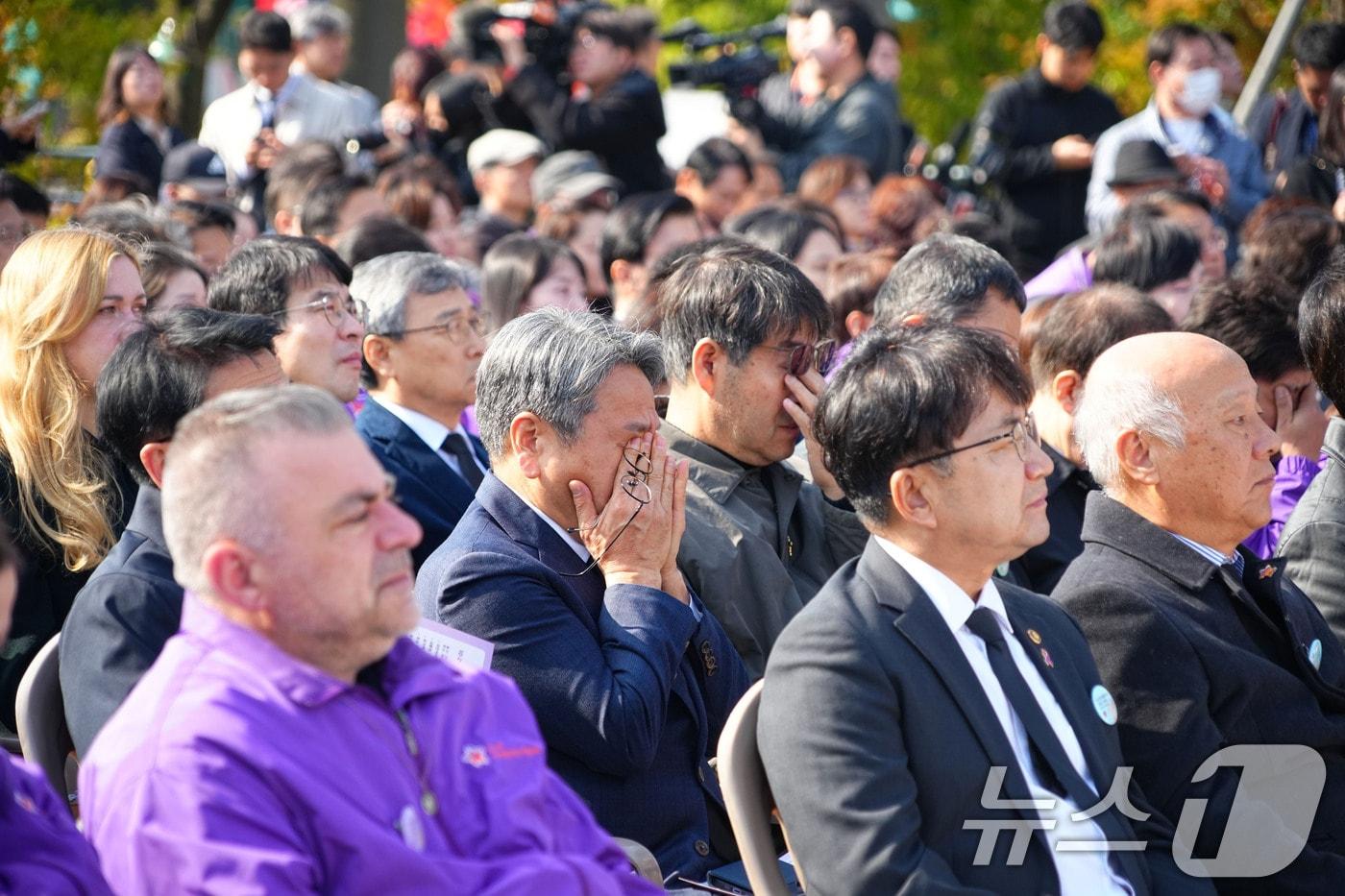 강기정 광주시장이 이태원 참사 3주기를 맞아 29일 서울에서 열린 ‘10·29 이태원참사 3주기 기억식’에 참석해 희생자들을 추모하고 있다.(광주시 제공. 재판매 및 DB 금지) 