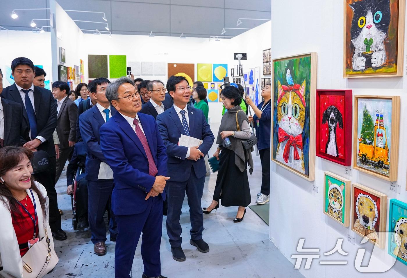 본문 이미지 - 강기정 광주시장이 23일 오후 김대중컨벤션센터에서 열린 '제16회 광주국제아트페어'에 참석해 내빈들과 전시작품을 관람하고 있다.(광주시 제공. 재판매 및 DB 금지) 