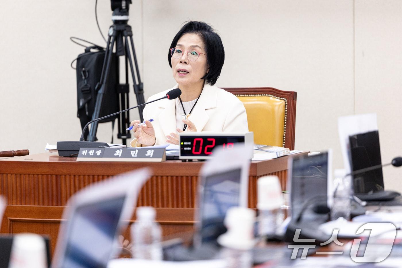 29일 서울 여의도 국회에서 열린 과학기술정보방송통신위원회 과학기술정보통신부 등에 대한 국정감사에서 최민희 위원장이 발언하고 있다. 2025.10.29/뉴스1 ⓒ News1 이승배 기자