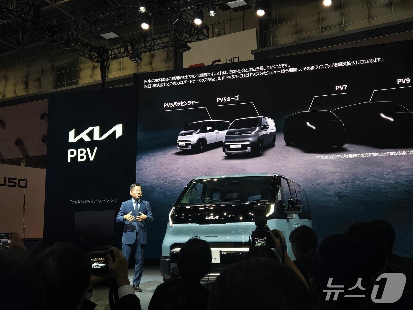 본문 이미지 - 29일 일본 도쿄 빅 사이트에서 열린 '재팬 모빌리티쇼 2025'에서 김상대 기아 PBV비즈니스사업부장이 목적기반차량(PBV) 'PV5'를 일본 시장에 최초로 공개하고 있다. 2025.10.29/뉴스1 김성식 기자