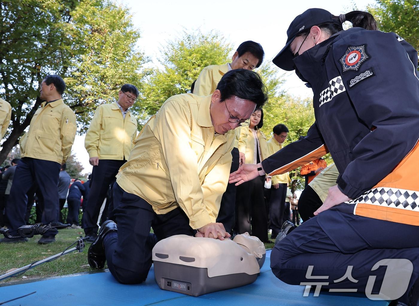 본문 이미지 - 김민석 국무총리가 29일 서울 종로구 정부서울청사에서 가을·겨울철 화재 대비 재난 예방과 대응을 위해 진행된 민방위 훈련에서 심폐소생술을 하고 있다. 2025.10.29/뉴스1 ⓒ News1 김성진 기자
