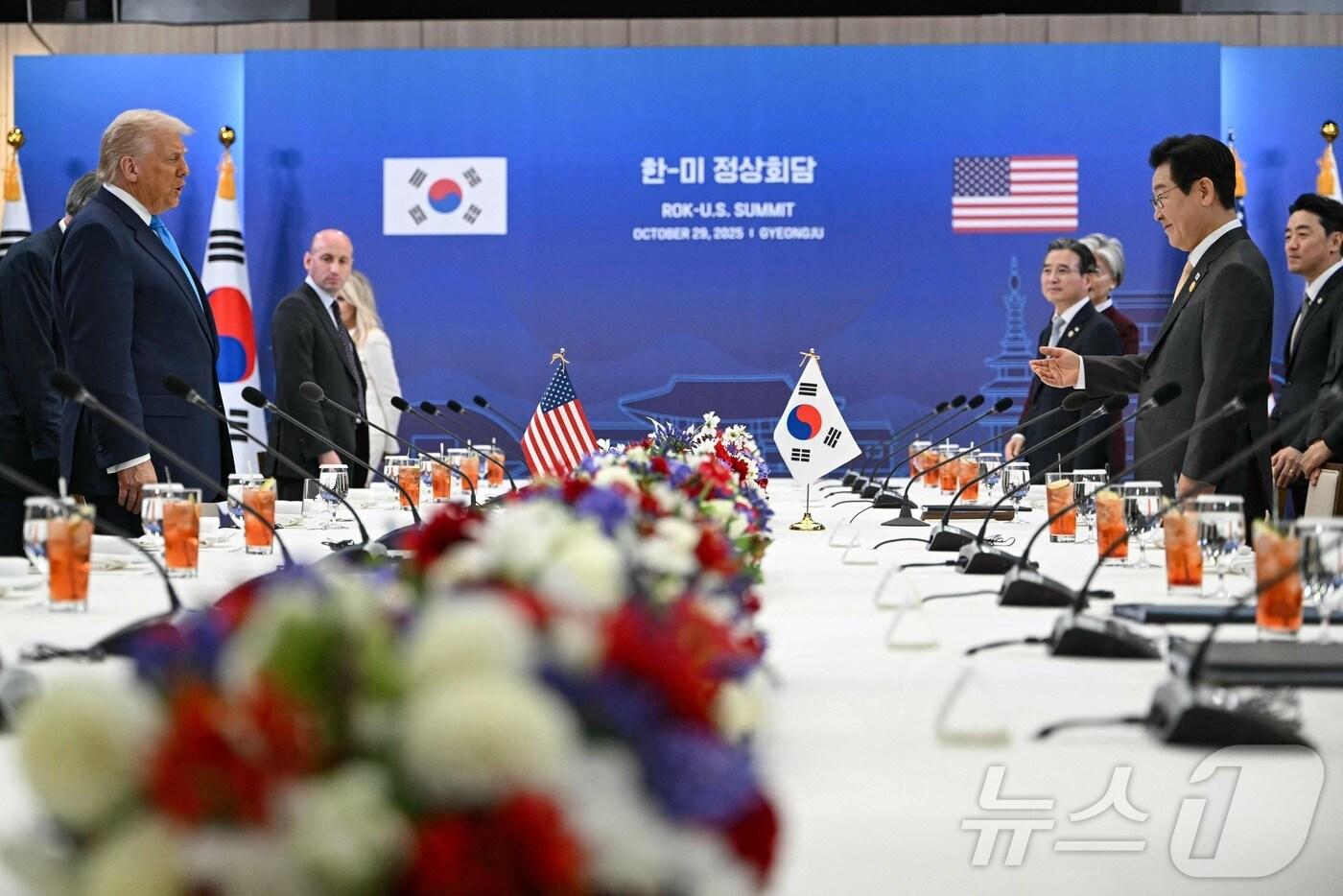 이재명 대통령과 도널드 트럼프 미국 대통령이 29일 경북 경주박물관에서 한미 정상회담 확대 오찬회담을 하고 있다. ⓒ AFP=뉴스1