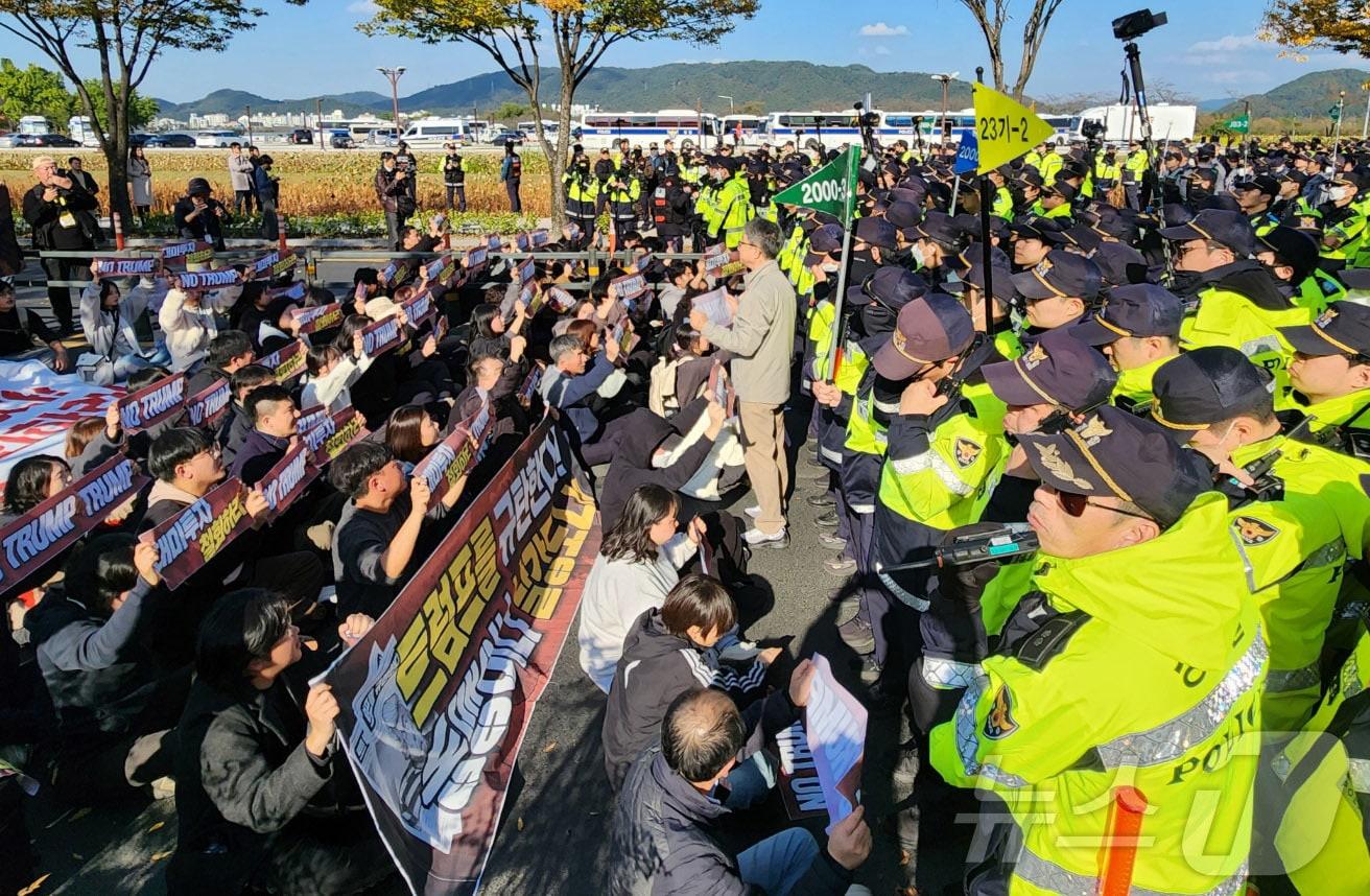 본문 이미지 - 한미 정상회담이 열린 29일 오후 경주 국립경주박물관 인근 도로에서 ‘반 트럼프’ 집회를 벌인 시위대가 경찰과 대치했다. 2025.10.29/뉴스1 ⓒ News1 정윤경 기자