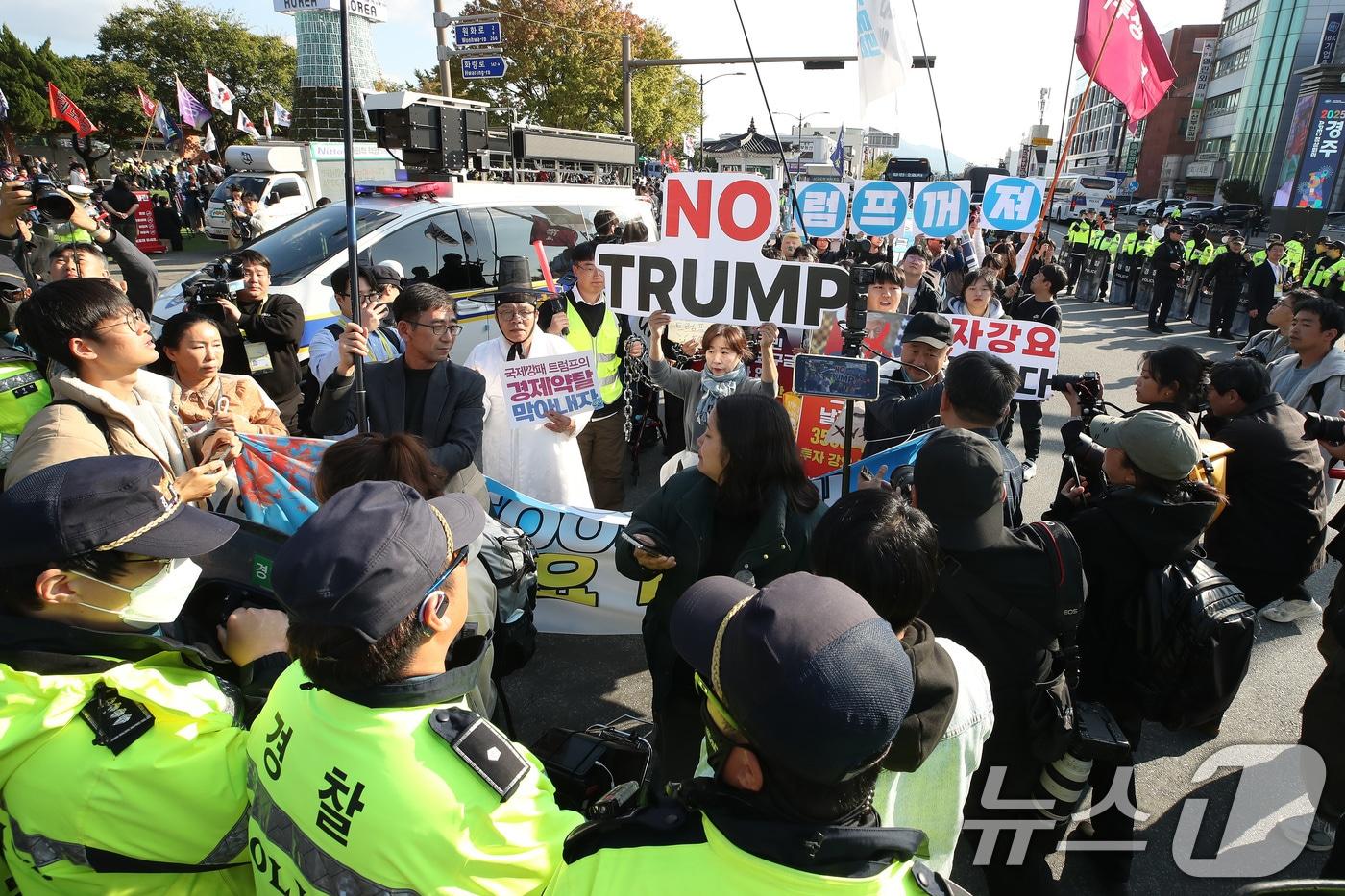 국민주권당, 자민통위, 자주독립 대학생 시국농성단, 자주독립 시민농성단, 평화어머니회, 한국대학생진보연합 등이 29일 오후 경북 경주시 성동동 구 경주역 광장에서 트럼프 방한 규탄 집회를 마친 뒤 행진하던 중 행진 방향 문제로 경찰과 대치하고 있다. 2025.10.29/뉴스1 ⓒ News1 공정식 기자