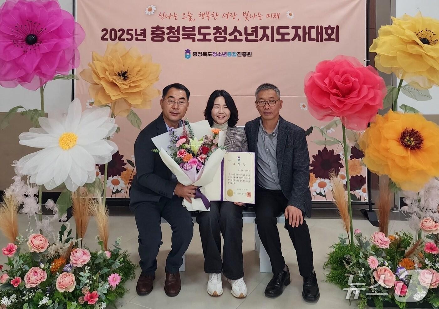충북 진천군이 운영 중인 진천군청소년수련원이 29일 충북미래여성플라자에서 열린 '2025 충청북도 청소년지도자대회'에서 청소년활동 우수단체로 선정됐다.(진천군 제공, 재판매 및 DB금지)/뉴스1