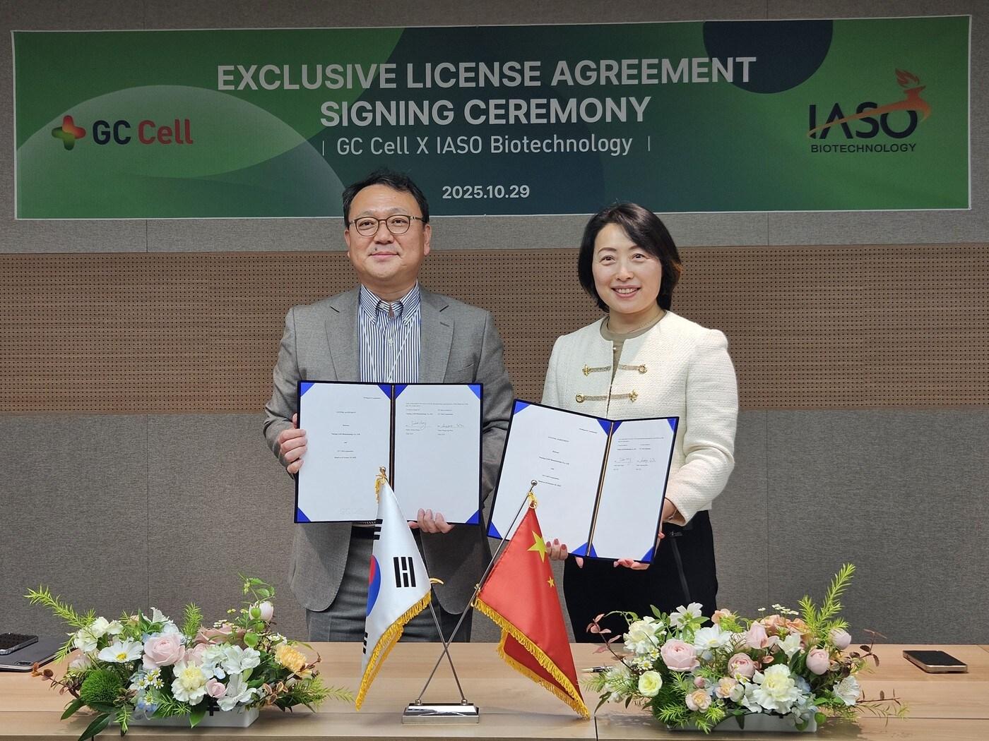 본문 이미지 - 원성용 지씨셀 대표&#40;왼쪽&#41;와 장진화&#40;Jinhua Zhang&#41; 이아소 바이오테크놀로지 대표가 기념촬영을 하고 있다. /사진제공 = 지씨셀