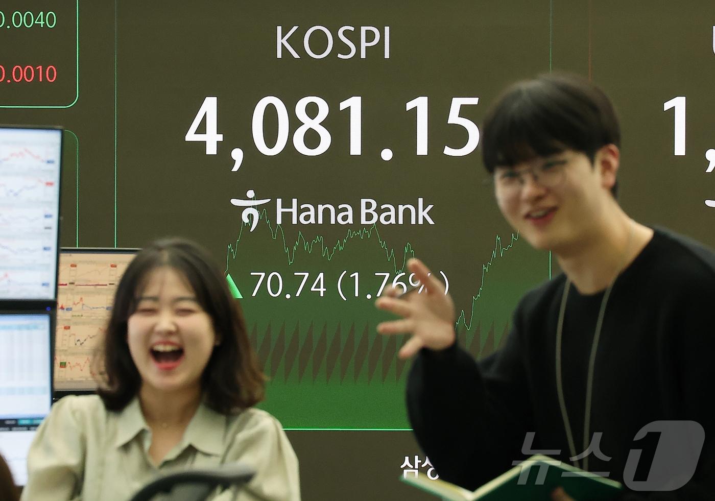 코스피 지수가 4080선을 돌파하며 종가 기준 최고치를 경신한 29일 오후 오후 서울 중구 하나은행 본점 딜링룸 전광판에 종가가 표시되고 있다. 이날 코스피는 전 거래일 대비 70.74포인트(1.76%) 상승한 4081.15로 장을 마쳤다. 2025.10.29/뉴스1 ⓒ News1 김진환 기자