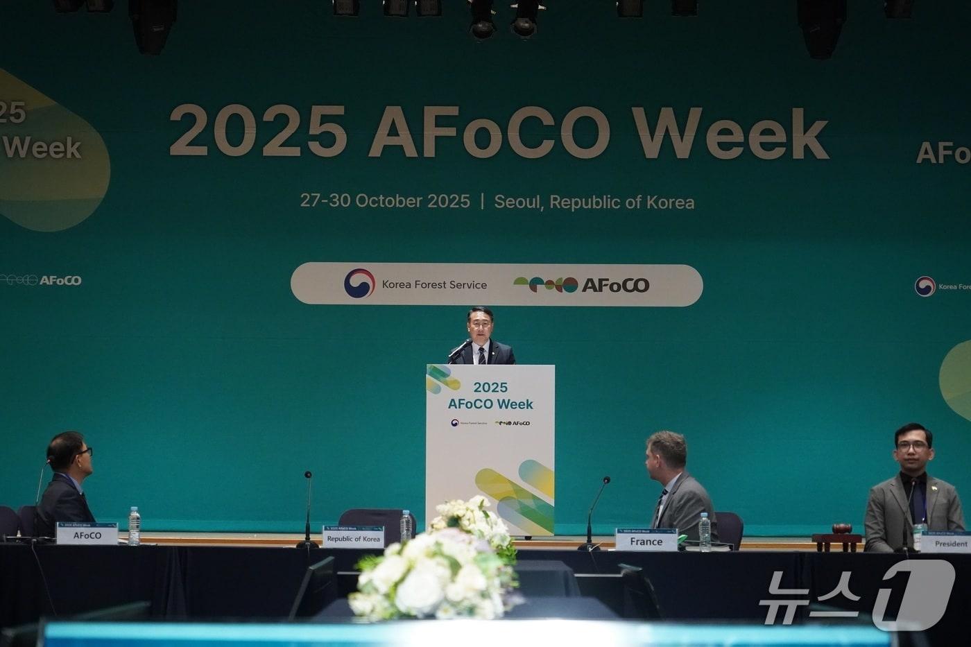 김인호 산림청장이 29일 서울 상암DMC에서 열린 제13차 아시아산림협력기구(AFoCO) 총회에서 ‘아시아 산불역량 강화사업’ 출범식에 참석해 인사말을 하고 있다. (산림청 제공.재판매 및 DB금지)/뉴스1