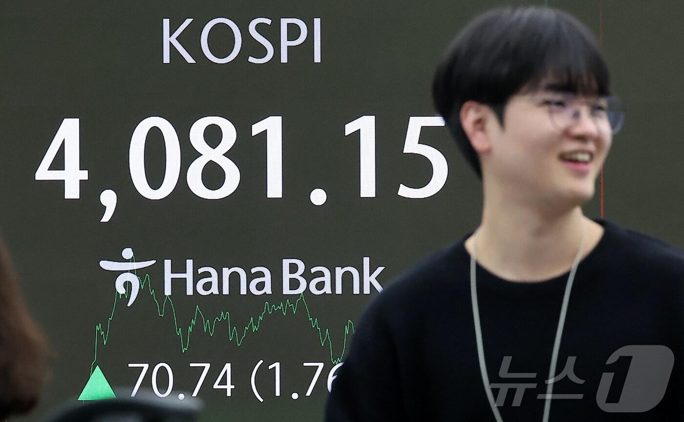 코스피 지수가 4080선을 돌파하며 종가 기준 최고치를 경신한 29일 오후 오후 서울 중구 하나은행 본점 딜링룸 전광판에 종가가 표시되고 있다. 이날 코스피는 전 거래일 대비 70.74포인트&#40;1.76%&#41; 상승한 4081.15로 장을 마쳤다. 2025.10.29/뉴스1 ⓒ News1 김진환 기자