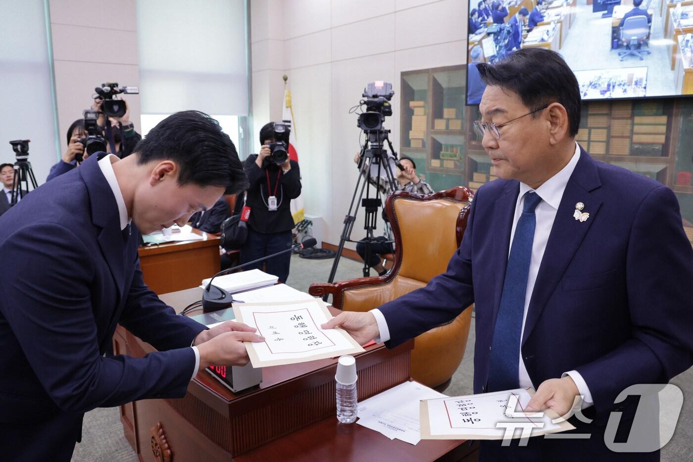 김교흥 위원장이 29일 서울 여의도 국회 문화체육관광위원회에서 열린 문화체육관광부 등에 대한 종합감사에서 이배용 전 국가교육위원장, 최응천 전 국가유산청장에 대한 동행명령장을 국회 경위에게 전달하고 있다. 2025.10.29/뉴스1 ⓒ News1 신웅수 기자