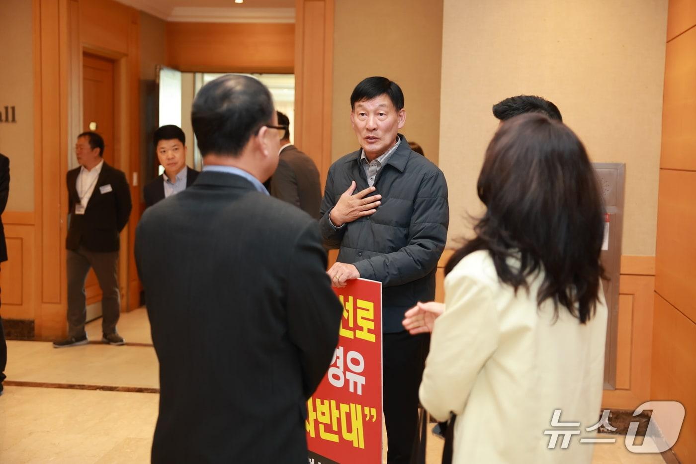  1인 시위에 나선 박영기 시의장&#40;중앙&#41;.&#40;제천시의회 제공. 재판매 및 DB금지&#41;/뉴스1