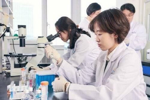 본문 이미지 - 한올바이오파마 바이오연구소에서 연구원들이 실험을 하고 있다.&#40;한올바이오파마 제공&#41;/뉴스1