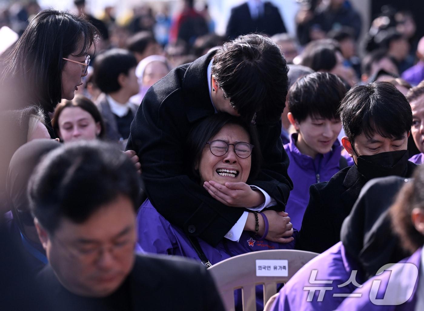 본문 이미지 - 29일 서울 종로구 광화문광장에서 열린 10.29 이태원 참사 3주기 기억식에서 한 유가족이 오열하고 있다. 2025.10.29/뉴스1 ⓒ News1 김성진 기자