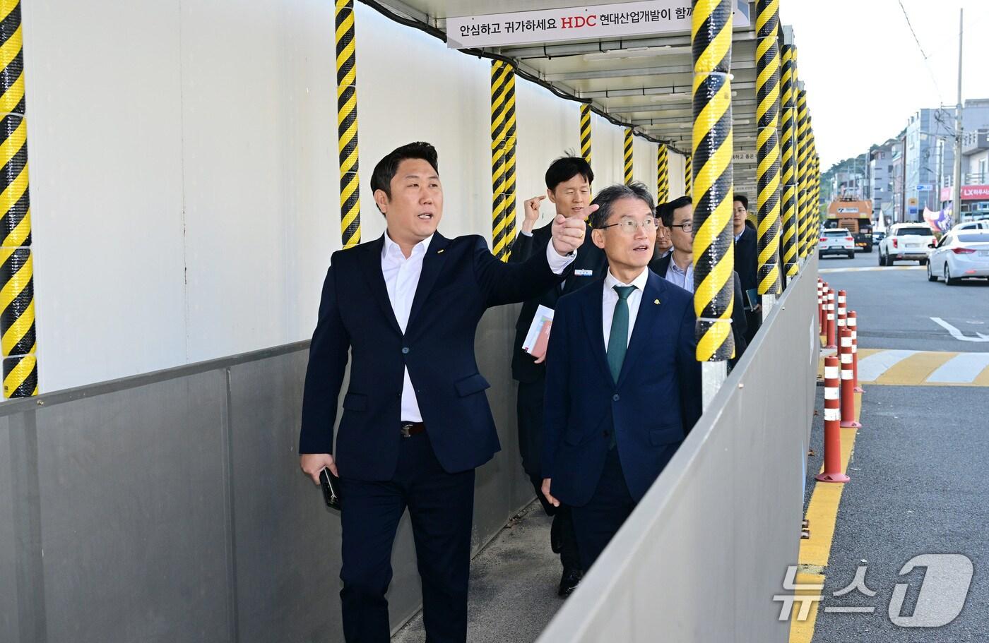 울산시의회 김종섭 의원은 29일 천창수 울산시교육감과 함께 울산가온고에서 남외중학교에 이르는 통학로를 걸어보며 학생 안전에 대해 점검하는 시간을 가졌다.(울산시의회 제공. 재판매 및 DB금지)/뉴스1