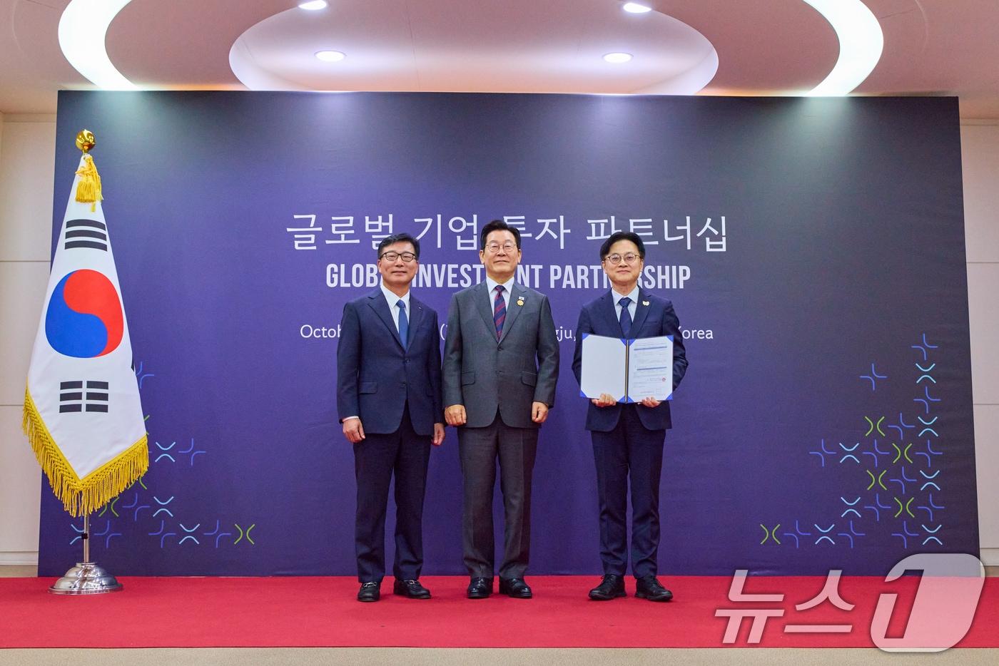 이재명 대통령이 29일 경북 경주예술의전당에서 열린 글로벌 기업 투자 파트너십 투자협약식에서 이진안 앰코테크놀로지코리아 대표와 김정관 산업통상부 장관과 함께 기념촬영을 하고 있다. &#40;대통령실 제공. 재판매 및 DB 금지&#41; 2025.10.29/뉴스1 ⓒ News1 허경 기자