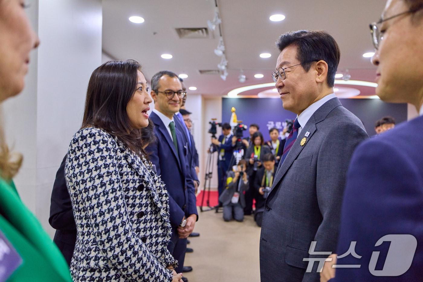 본문 이미지 - 이재명 대통령이 29일 경북 경주예술의전당에서 열린 투자협약식에서 뷔 트란 지멘스 헬시니어스 아태지역 CEO와 대화하고 있다. (대통령실 제공. 재판매 및 DB 금지) 2025.10.29 ⓒ 뉴스1 허경 기자