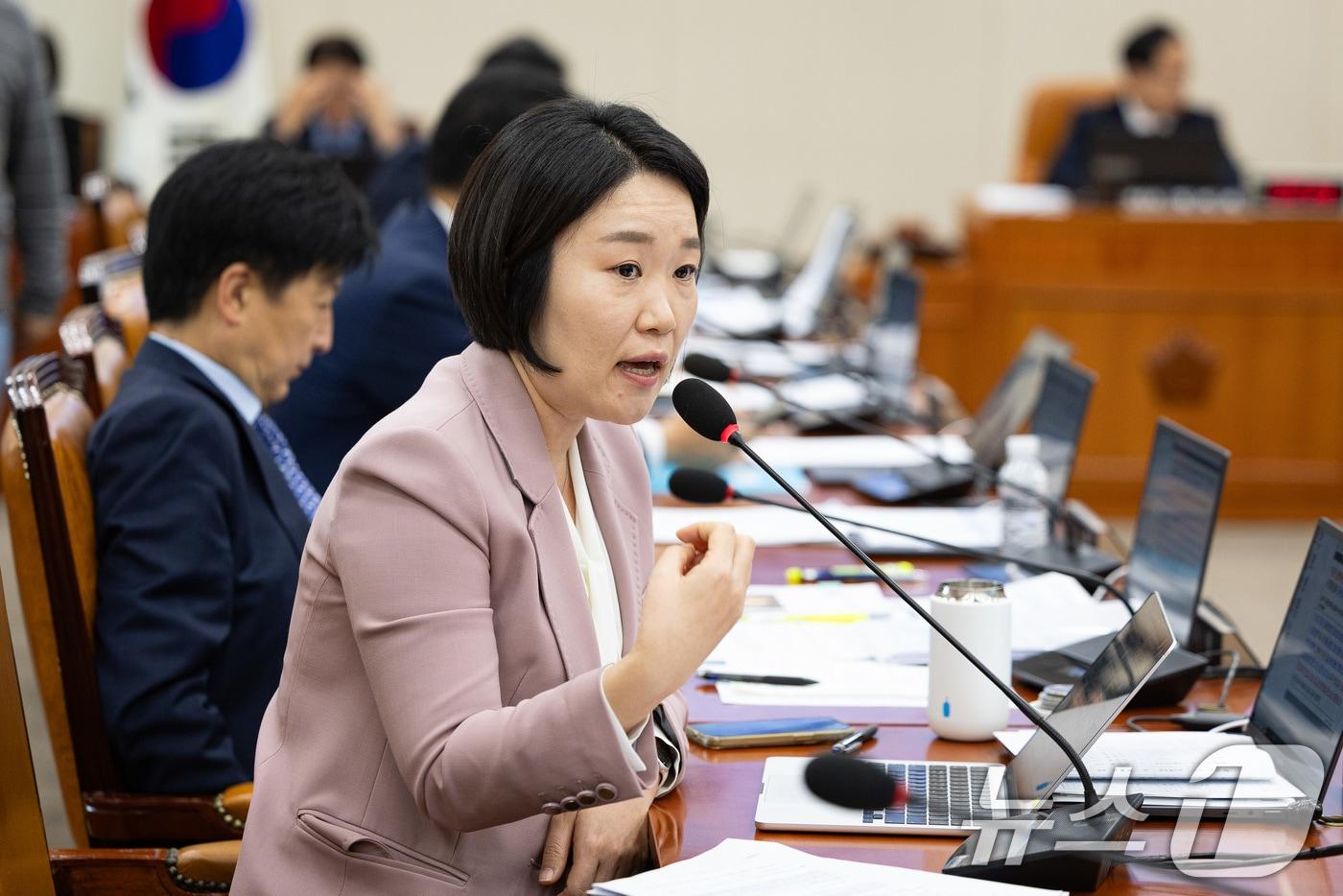 본문 이미지 - 이소영 더불어민주당 의원이 2025년 10월 29일 서울 여의도 국회에서 열린 기획재정위원회의 한국은행 등에 대한 국정감사에서 질의하고 있다. ⓒ 뉴스1 유승관 기자