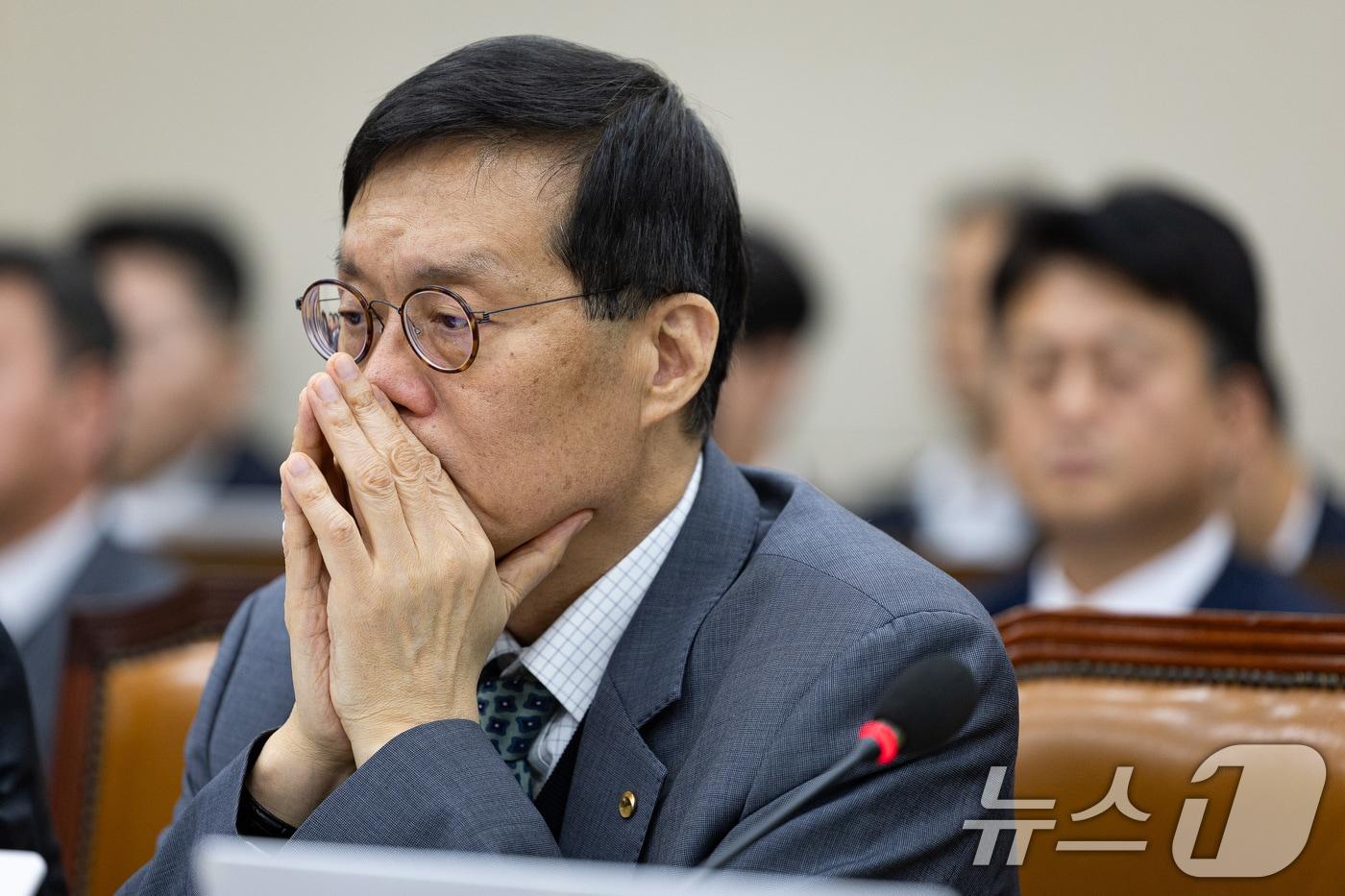 이창용 한국은행 총재가 29일 서울 여의도 국회에서 열린 기획재정위원회의 한국은행 등에 대한 국정감사에서 의원 질의를 들으며 자료를 바라보고 있다. 2025.10.29/뉴스1 ⓒ News1 유승관 기자