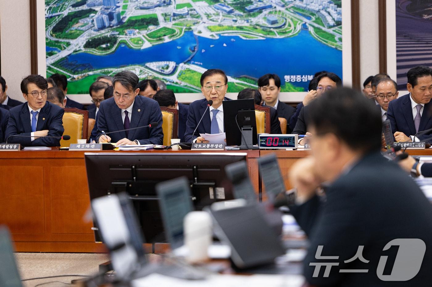 김윤덕 국토교통부 장관이 29일 서울 여의도 국회에서 열린 국토교통위원회의 국토교통부 등에 대한 국정감사에서 의원 질의에 답하고 있다. 2025.10.29/뉴스1 ⓒ News1 유승관 기자