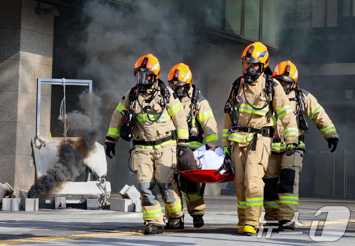 29일 서울 광진구청에서 열린 ‘안전 한국 훈련 긴급종합훈련‘에서 실제 화재현장을 가정하여 소방관들이 구조작전을 펼치고 있다. 2025.10.29/뉴스1 ⓒ News1 이호윤 기자