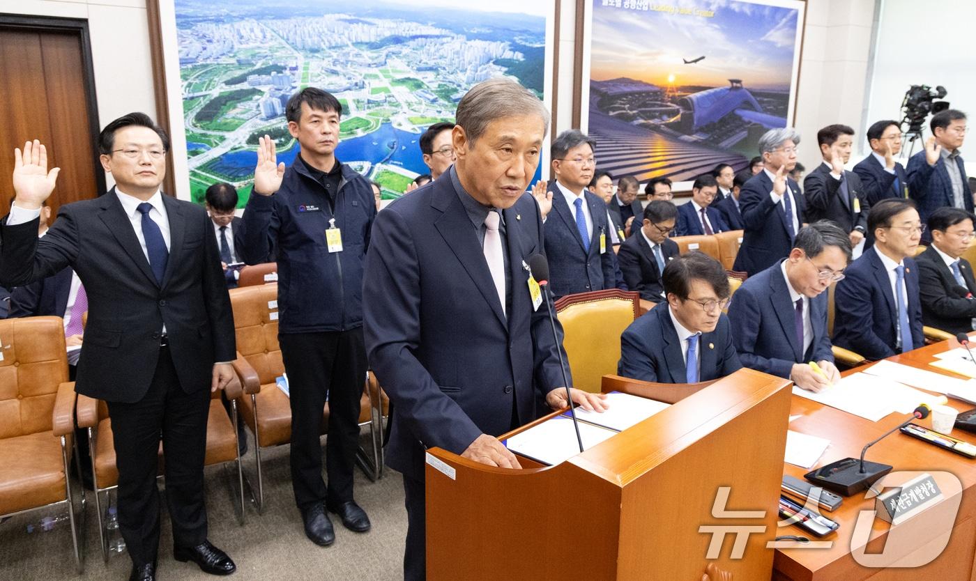 한승구 대한건설협회장이 29일 서울 여의도 국회에서 열린 국토교통위원회의 국토교통부 등에 대한 국정감사에서 증인선서하고 있다. 2025.10.29/뉴스1 ⓒ News1 이승배 기자