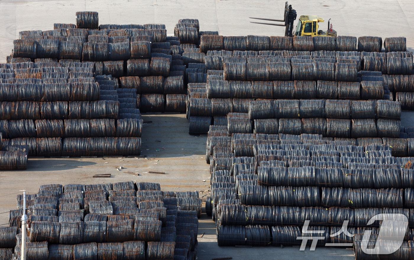 29일 오후 경기 평택시 포승읍 평택항에 철강제품이 쌓여있는 모습. 2025.10.29/뉴스1 ⓒ News1 김영운 기자