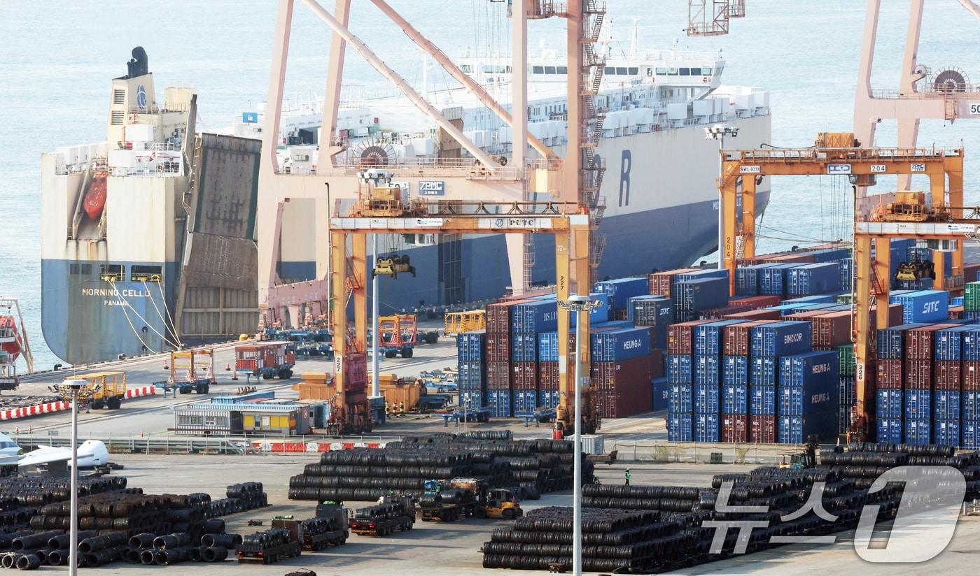 경기 평택시 포승읍 평택항에 수출용 컨테이너들이 쌓여있는 모습. 2025.10.29/뉴스1 ⓒ News1 김영운 기자