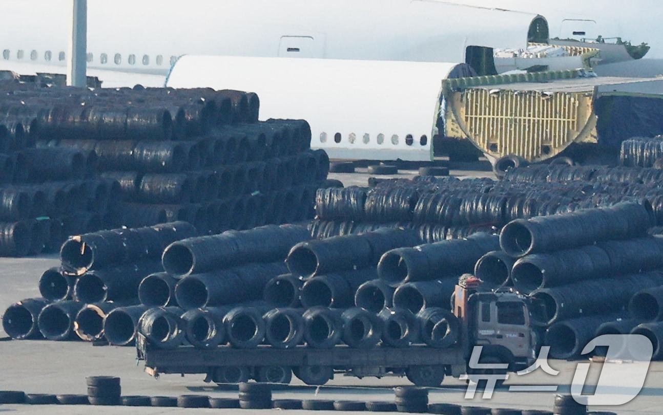 본문 이미지 - 29일 오후 경기 평택시 포승읍 평택항에 철강제품이 쌓여있는 모습. 2025.10.29/뉴스1 ⓒ News1 김영운 기자