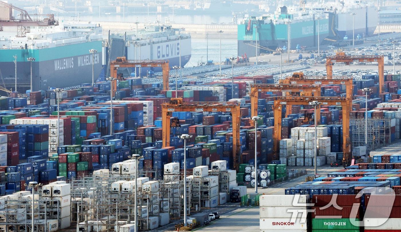 도널드 트럼프 미국 대통령이 한미 정상회담과 APEC 정상회의 참석을 위해 방한한 가운데 관세 협상의 최대 관건인 3500억 달러 규모 대미 투자펀드의 현금 비율, 운용 방식 등을 두고 한미 양국이 이견을 좁히지 못하고 있다. 사진은 29일 오후 경기 평택시 포승읍 평택항에 수출용 컨테이너들이 쌓여있는 모습. 2025.10.29/뉴스1 ⓒ News1 김영운 기자