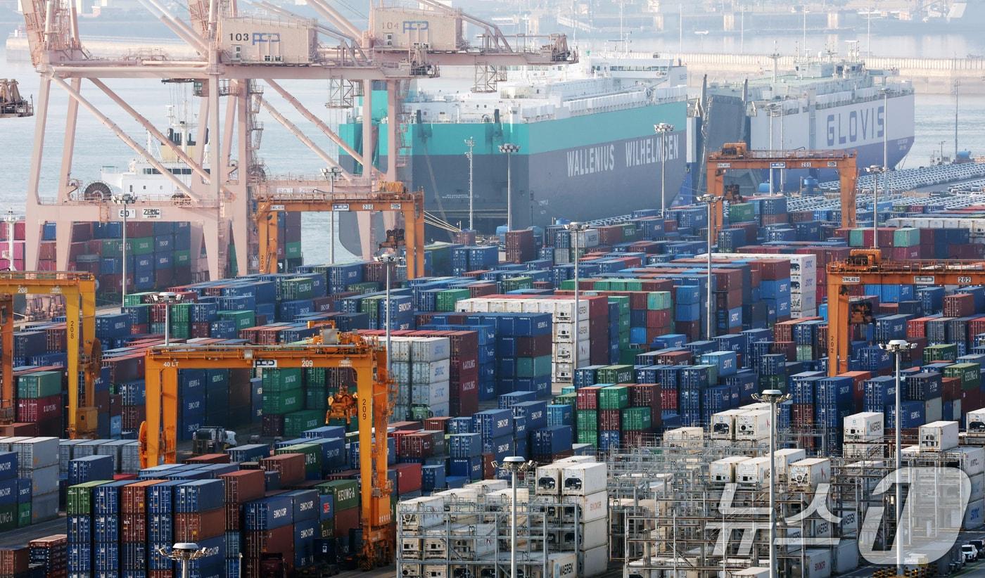 경기 평택시 포승읍 평택항에 수출용 컨테이너들이 쌓여있는 모습. 2025.10.29/뉴스1 ⓒ News1 김영운 기자