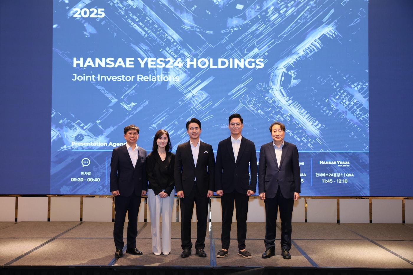 &#40;왼쪽부터&#41;이욱상 동아출판 대표, 최세라 예스24 대표, 김익환 한세실업 부회장, 김석환 한세예스24홀딩스 부회장, 김판조 한세모빌리티 부사장.&#40;한세예스24그룹제공&#41;