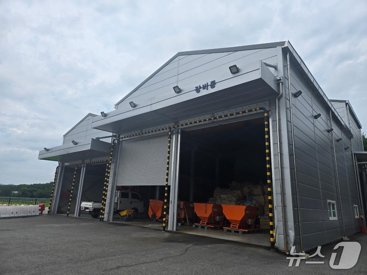 본문 이미지 - 보은군 제설 장비 보관 시설  (보은군 제공. 재판매 및 DB금지) /뉴스1