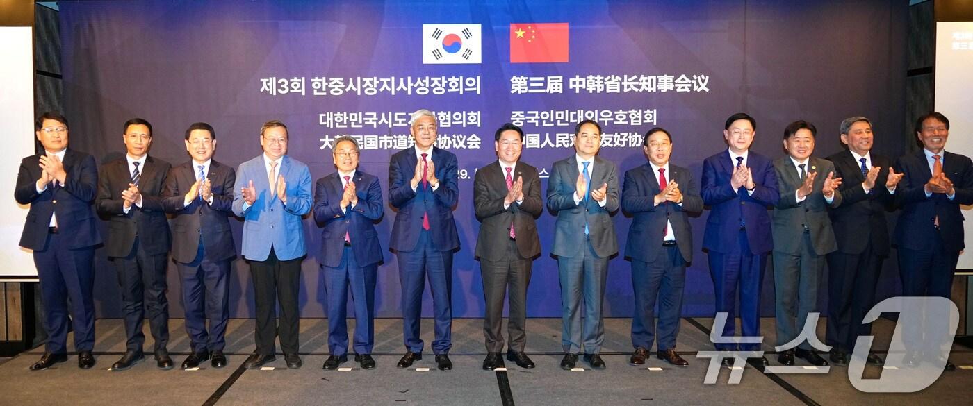 강기정 광주시장이 29일 서울 포시즌스 호텔에서 열린 &#39;제3회 한중 지사·성장 회의&#39;에 참석해 내빈들과 기념촬영을 하고 있다.&#40;광주시 제공. 재판매 및 DB 금지&#41; 2025.10.29/뉴스1 